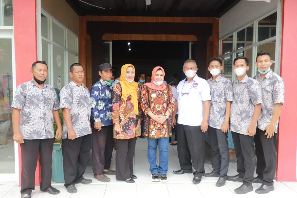 Perangkat Desa Wonopringgo dengan Bupati Pekalongan dan Camat Wonopringgo