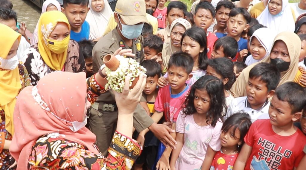 Proses Lempar Kendi Peresmian Jalan Poros Desa Wonopringgo